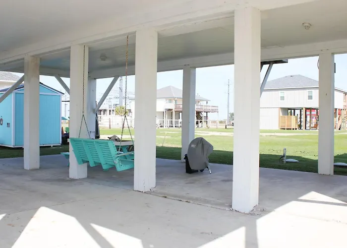Beach Getaway At 2 Pelicans Walk To The Water