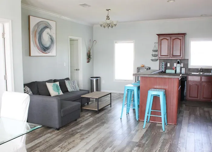 Beach Getaway At 2 Pelicans Walk To The Water