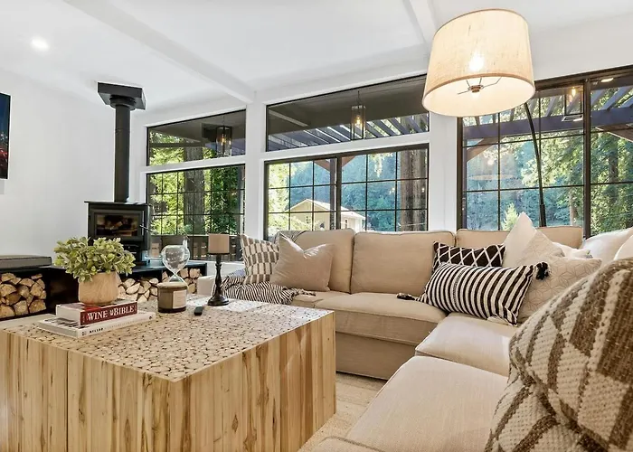 Relaxing Home Among The Redwoods - Dog-Friendly