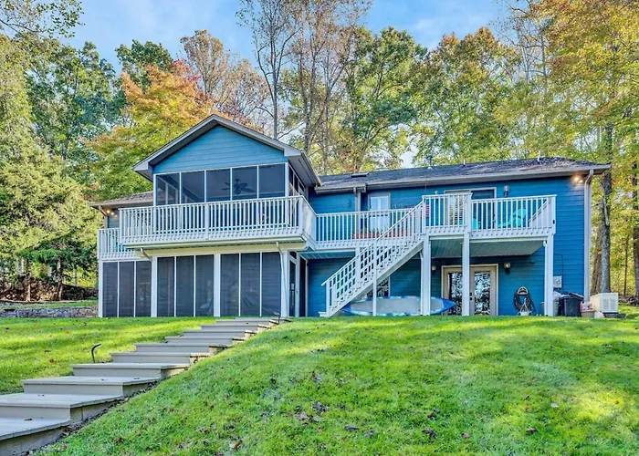 Waterfront Lake House Ideal Dock For Boats, Swimming, Fishing