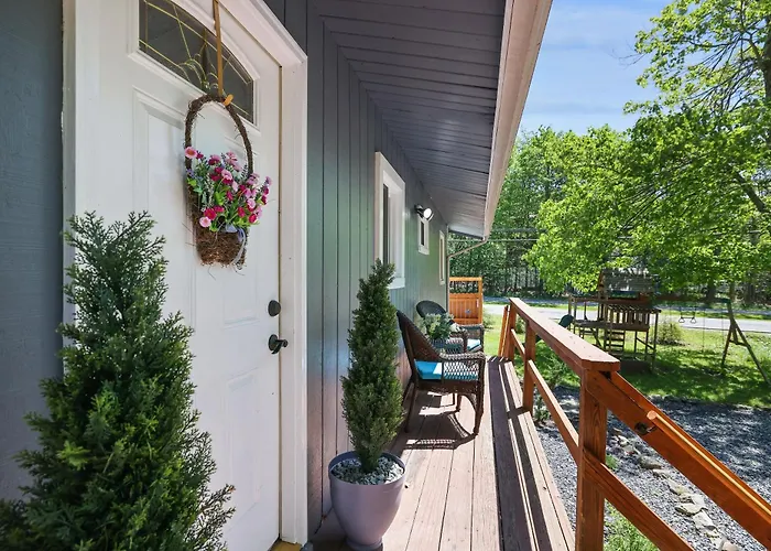Cozy Cottage Spacious 4Bdrm 2Bth, Hot Tub, Game Movie Room, Close To Camelback Skiing, Sauna Firepit, Arcades, Backyard Playground, 2 Min Walk To Pool, Lake, Beach, Basketball