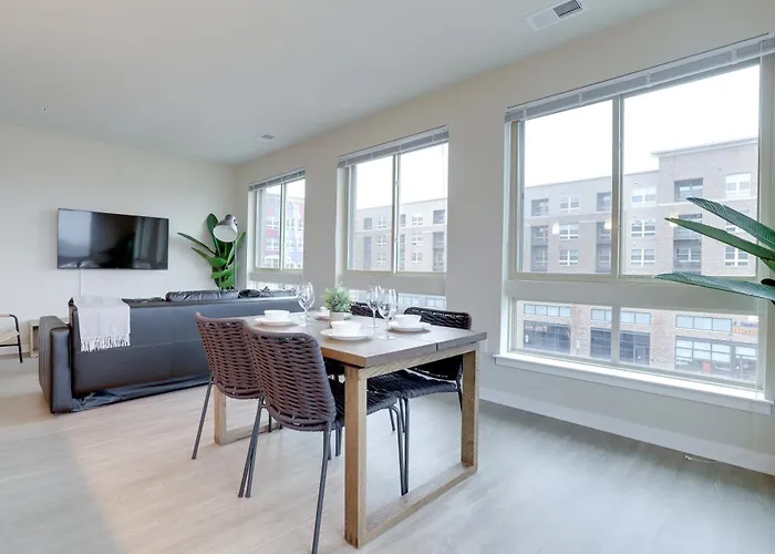Spacious Apartment W Natural Lights To Enjoy The Landscape