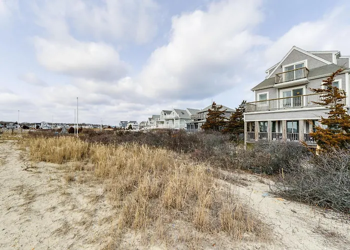 Marshfield Home W/ 2 Decks & Private Beach Access!