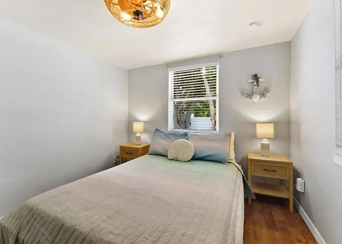 10 Min Lido Key Beach ~Coastal Cabana Hideout