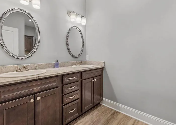 Luxury 2 Bedroom Townhouse #6