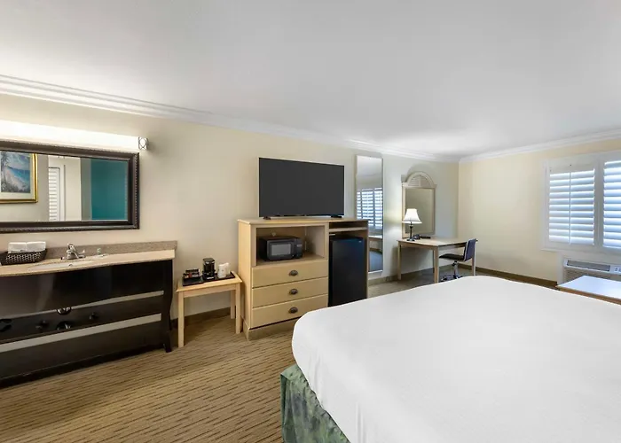 Best Western Harbour Inn & Suites Huntington - Sunset Beach