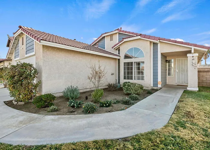 Spacious 3B 2Ba Home With High Ceilings And Large Patio