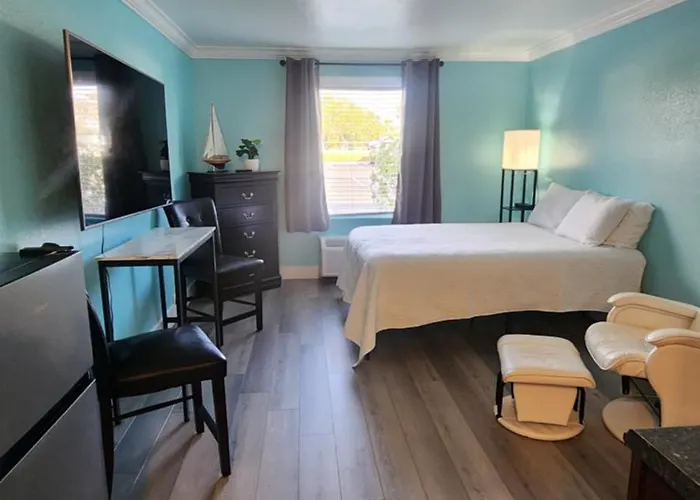 Beach, Boat, And Shopping -- Studio Apartment