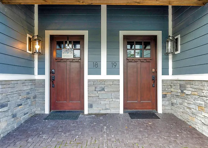 Luxurious 3-Bedroom Townhouse Walk To Village