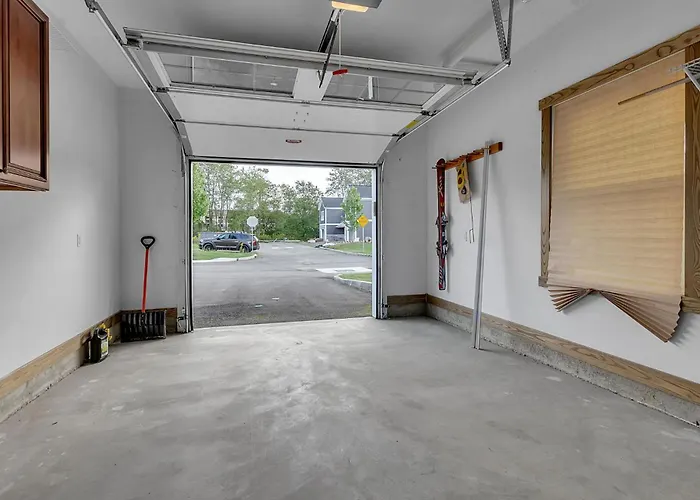 Luxurious 3-Bedroom Townhouse Walk To Village