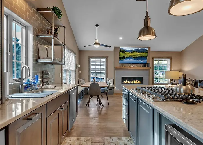 Luxurious 3-Bedroom Townhouse Walk To Village