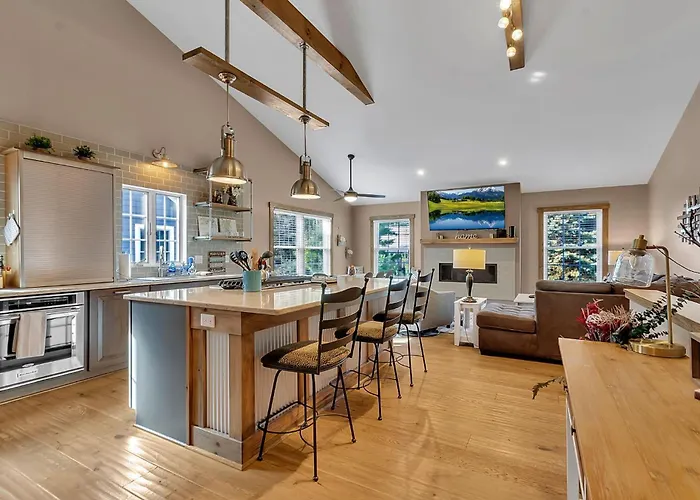 Luxurious 3-Bedroom Townhouse Walk To Village