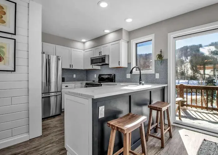 Modern Townhome With Decks Fireplace & Mountain Views