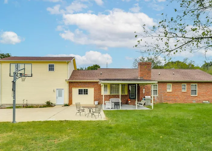 Large Yard & Basketball Hoop: Murfreesboro Home!