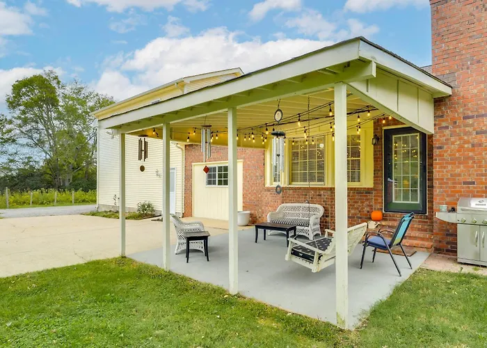 Large Yard & Basketball Hoop: Murfreesboro Home!