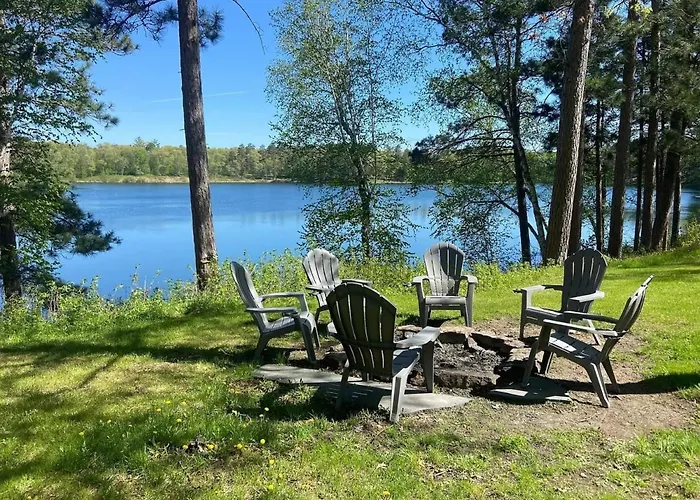Large Home With Lake Views And Space To Entertain Friends