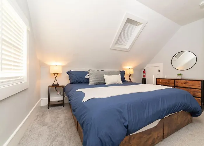 Downtown House Sleeps 10 With 3 King Beds And More
