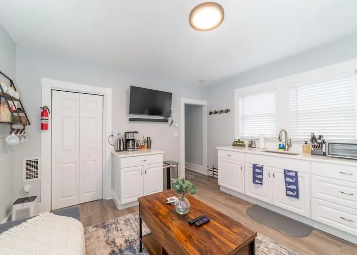 Downtown House Sleeps 10 With 3 King Beds And More