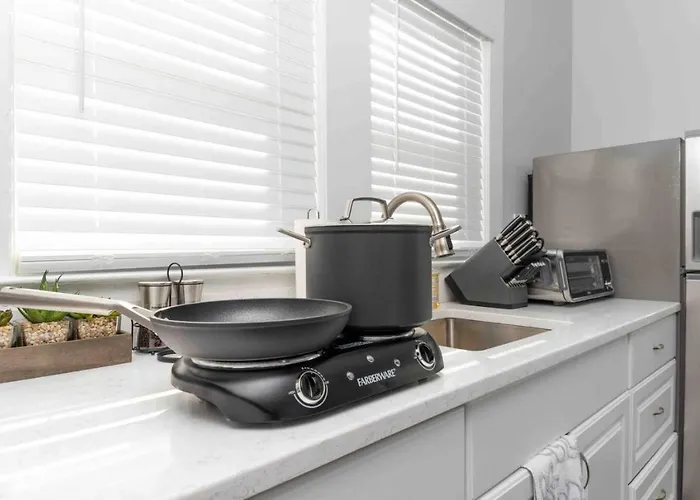 Downtown Portsmouth 2 Bedroom 2 King Beds