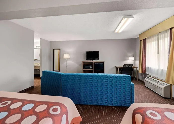 Super 8 By Wyndham Waverly