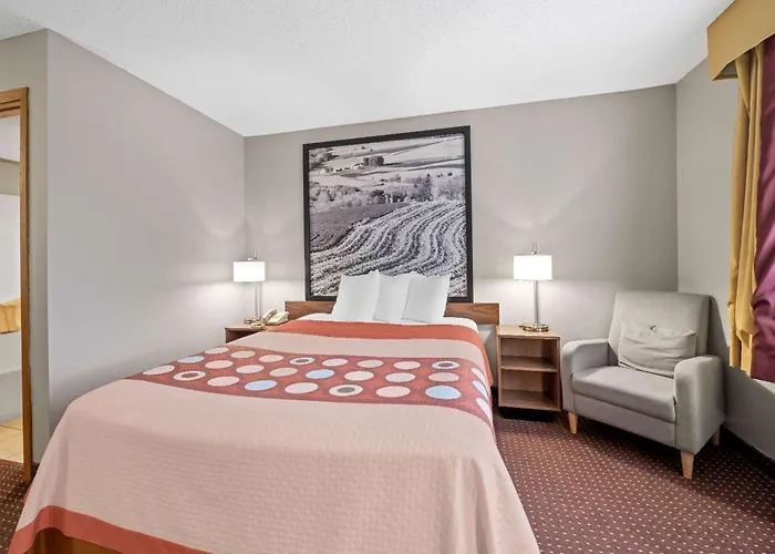 Super 8 By Wyndham Waverly