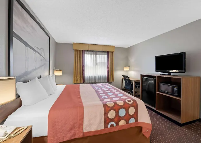 Super 8 By Wyndham Waverly