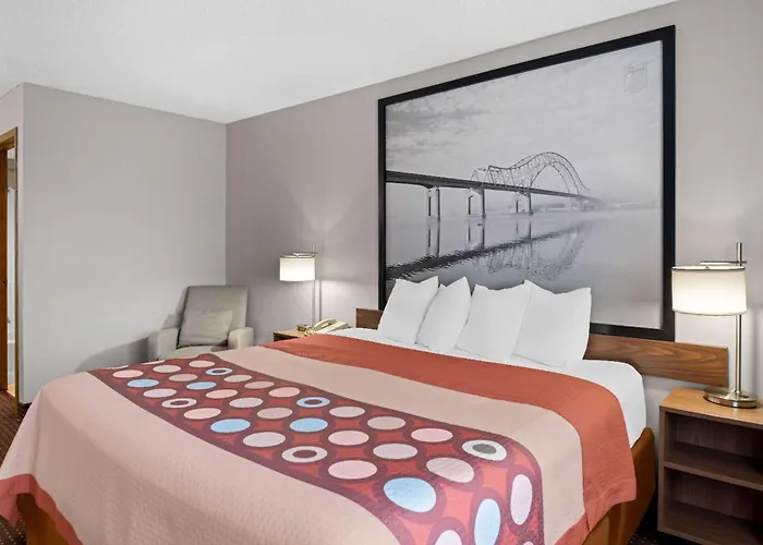 Super 8 By Wyndham Waverly