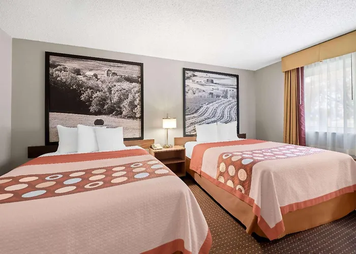 Super 8 By Wyndham Waverly