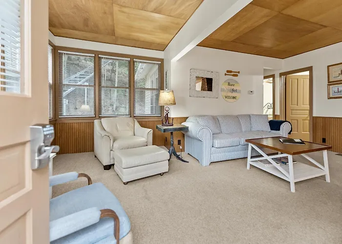 The Bott Cott: Cozy 3-Bedroom Retreat In Grand Haven