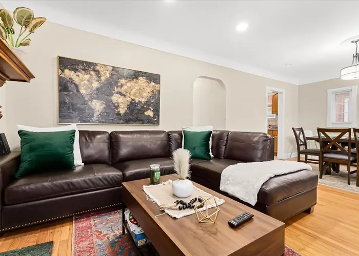 4 Bedroom 2 Bath Middle Of It All Sleeps 8