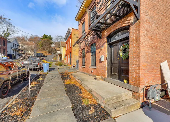 Walk To Waterfront: Chic Hudson Valley Garden Apt