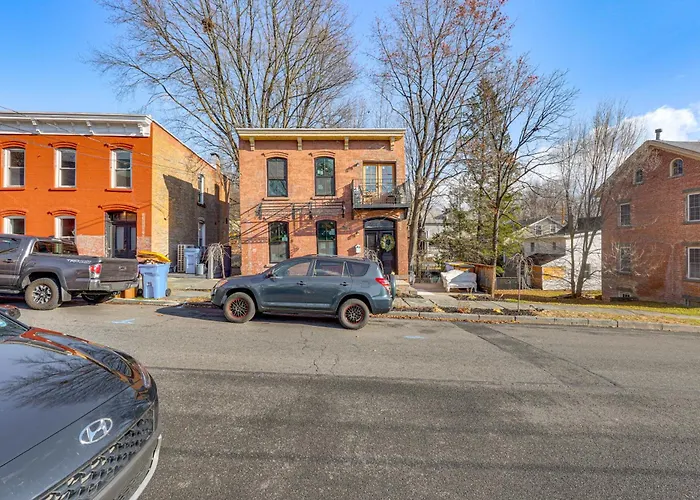 Walk To Waterfront: Chic Hudson Valley Garden Apt