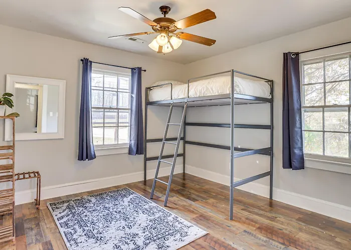 4 Mi To Dtwn: Home W/ Fire Pit In Greenville