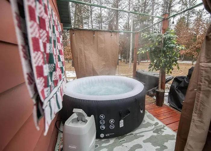 Black Bear Cabin With Blow Up Hot Tub