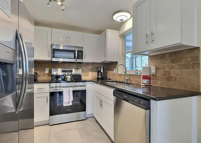 Updated Unit With Easy Beach Access On Siesta Key