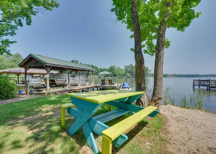 Lake Sinclair 'Crooked Creek Cottage' W/ Fire Pit!