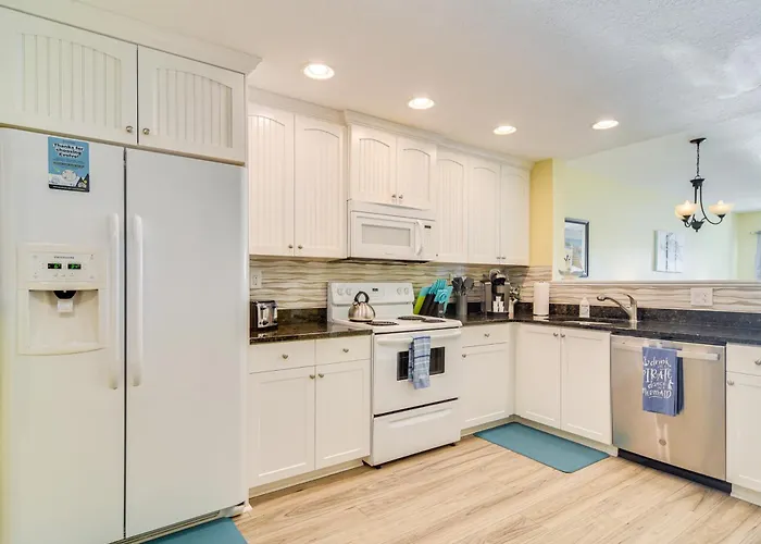 Waterfront Condo W/ Water Park, Walk To The Beach!