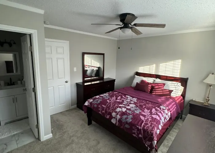 2Bed 3Bath Private And Close To Everything !