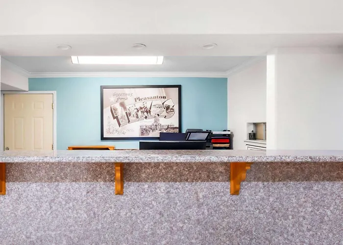 Super 8 By Wyndham Pleasanton