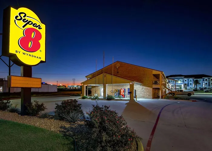 Super 8 By Wyndham Pleasanton
