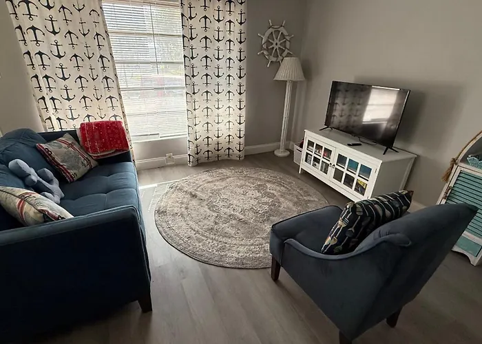 Great Home Close To Shops, Fit, Beaches,And Space X