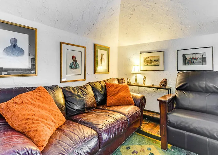 11 Mi To Sugarbush: Eclectic Ski House W/ Hot Tub!