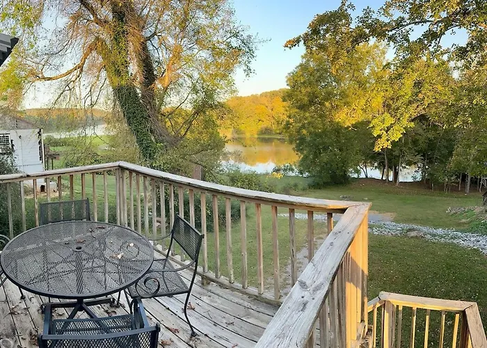 Waterfront - Private Retreat - Downtown Dover
