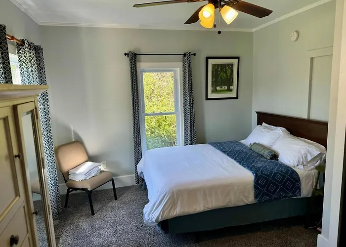 Waterfront - Private Retreat - Downtown Dover