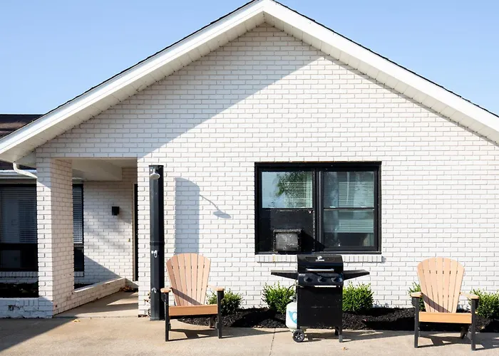 4 Bedroom Lakefront Home With Private Beach On Cedar Point Chaussee
