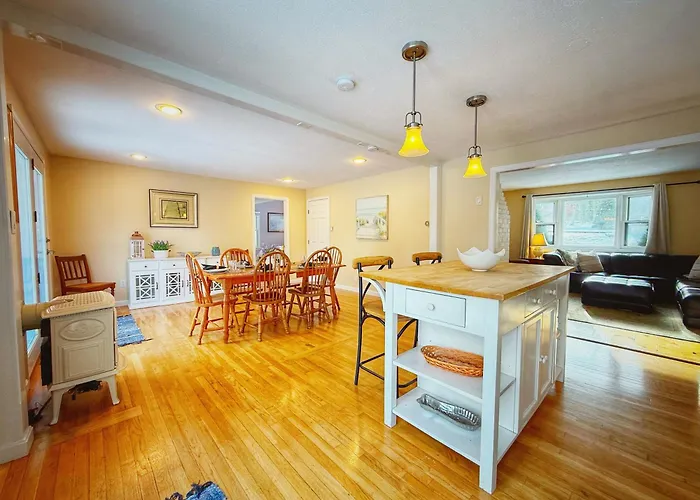 Barnstable Breeze With Seasonal Pool And Hotub
