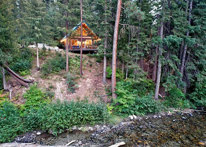 Riverfront Chalet Near Skiing, Lakes, Mtns & Leavenworth