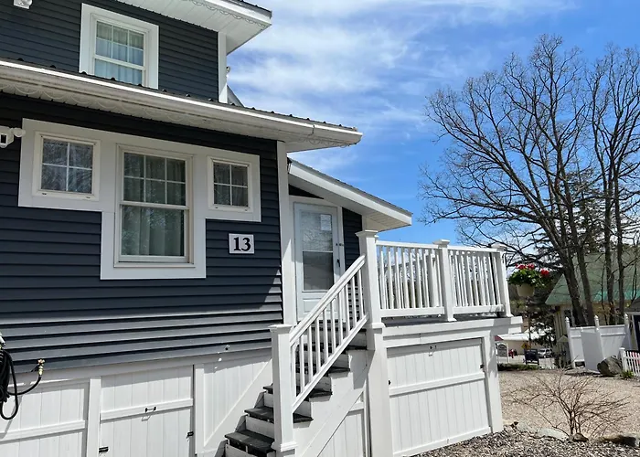 Caretakers -Split Level Pet Friendly 50 Fee