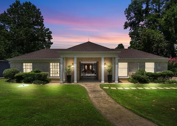 Steps To The Lake, Game Room & More! Sleeps 9