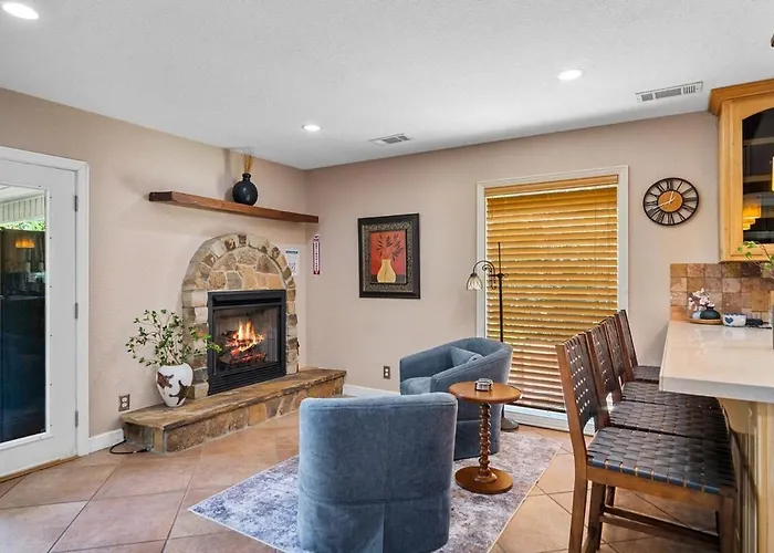 Steps To The Lake, Game Room & More! Sleeps 9